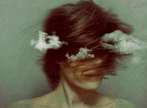 Kvinde med hår og skyer for hovedet symboliserer indre kampe