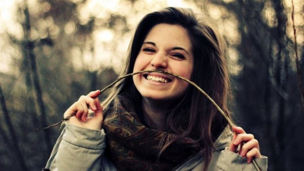 Kvinde i skov ved, hvordan man griner af sig selv