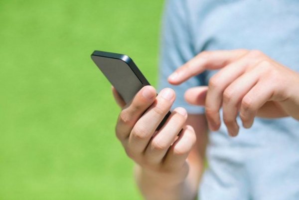 Person med smarttelefon i hånden