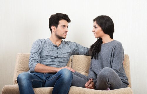 Par i sofa har en af de klassiske akavede samtaler