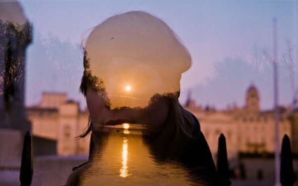 Silhuet foran solnedgang