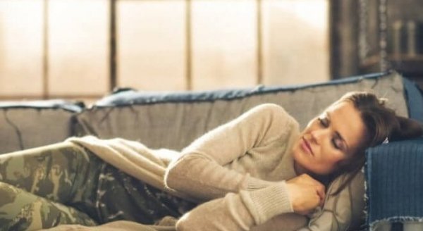 Kvinde sover på trods af somnilogi