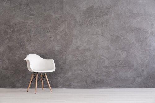 Hvid stol foran grå væg
