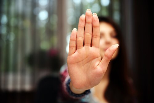 Kvinde med hånden oppe symboliserer intolerante mennesker