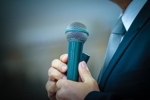 Mand med mikrofon har frygt for at tale offentligt