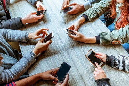 Phubbing: Hvordan telefoner kan ødelægge forhold