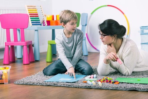 Mor og dreng på tæppe anvender børnepsykologi