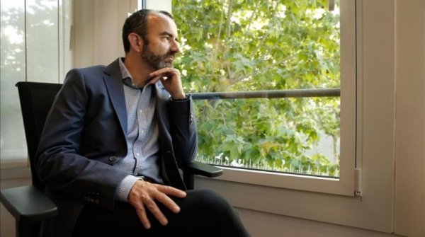 Mand ved vindue lider af fritidsfobi