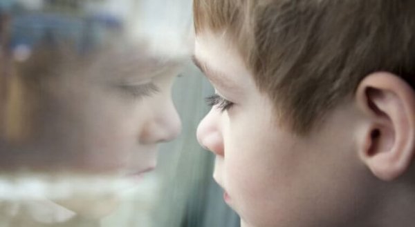 Dreng ser ud af vindue, trist over at være ekstremt intelligent