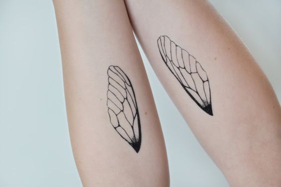 Vinger tattoveret på arm af person, der er fri for følelsesmæssig afhængighed