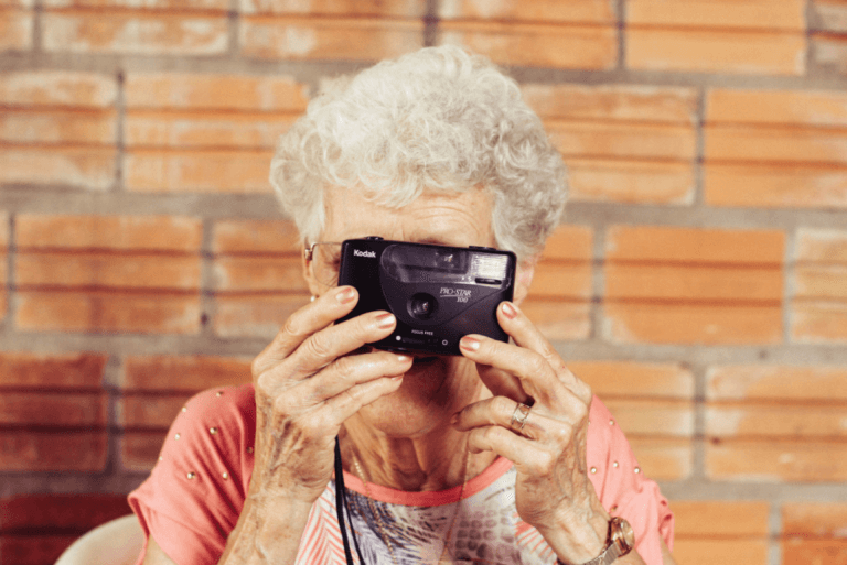Ældre kvinde med kamera