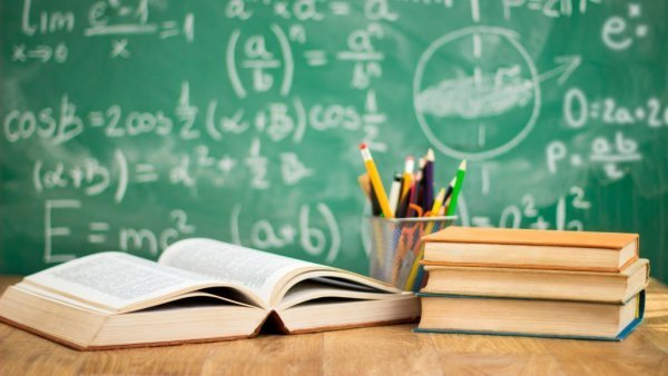 Skolebord med bøger