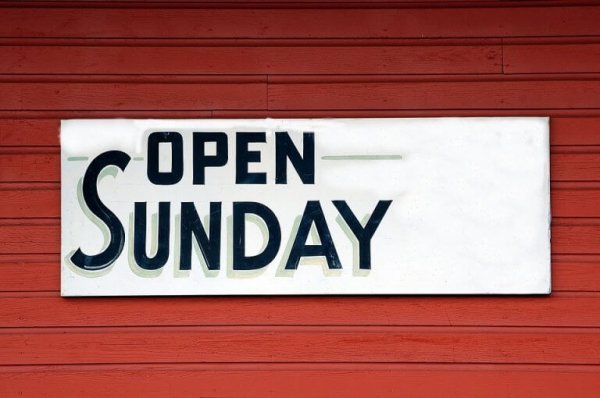 Skilt med teksten "åben på søndage"
