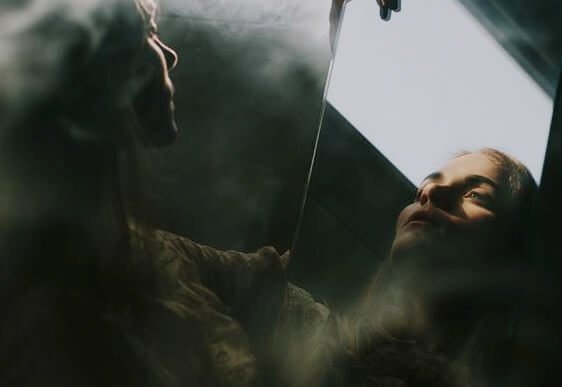 Kvinde plaget af følelsesmæssig afhængighed