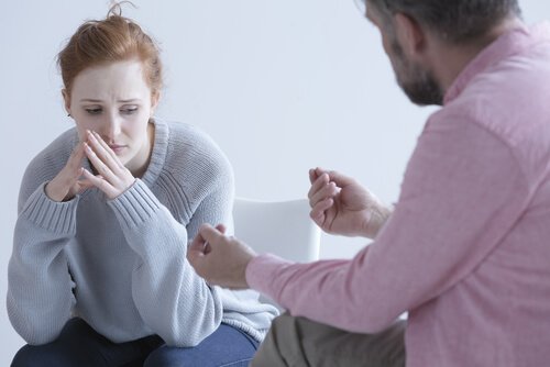 Kvinde går til terapi for at bekæmpe angst