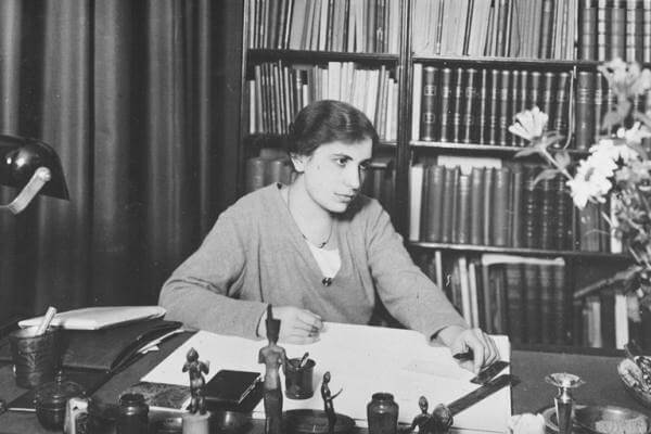 Anna Freud ved skrivebord