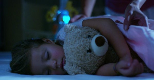 Lille pige sover med bamse