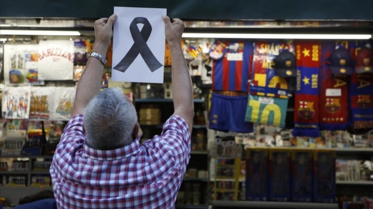 Mand hænger sløjfe op i støtte af terror i Barcelona