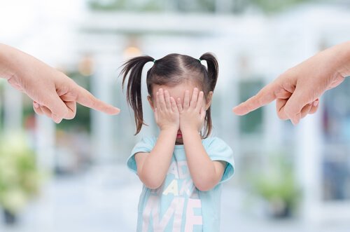 Forældre peger fingre af barn som illustration af overgreb mod børn