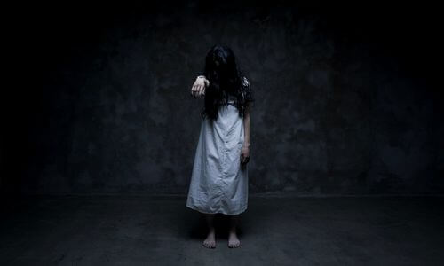 Besat pige lider af dissociativ identitetsforstyrrelse