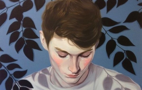 Mand foran blå baggrund