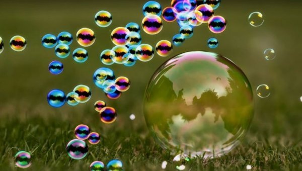 At lege med sæbebobler kan skabe specielle stunder