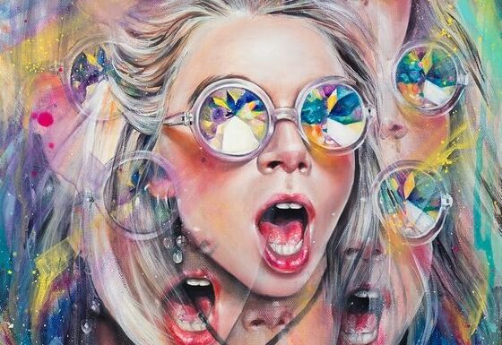 Kvinde med solbriller