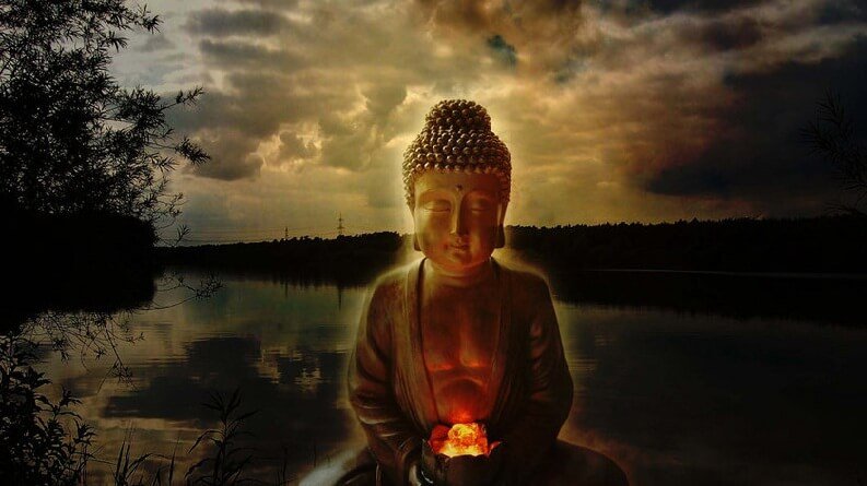Statue af Buddha foran flod