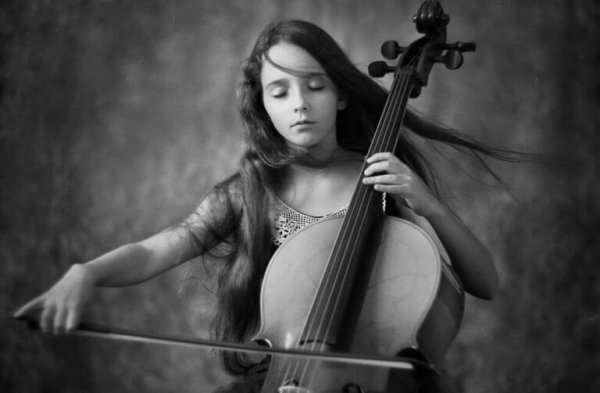 Pige spiller cello med lukkede øjne
