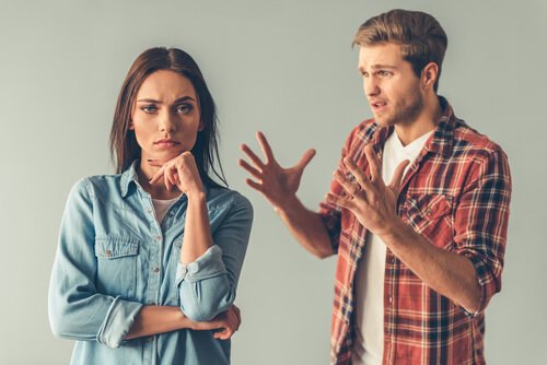 Mand og kvinde diskuterer som følge af passiv-aggressiv personlighedsforstyrrelse