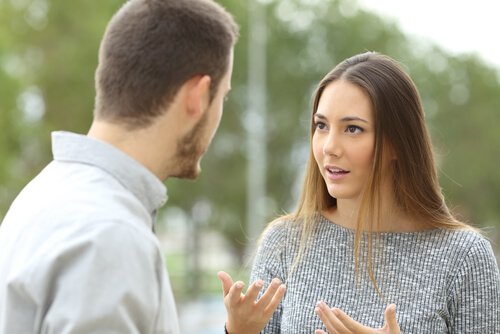 Kvinde diskuterer med mand om at være en kujon