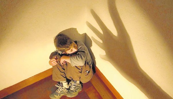 Dreng ser skygge, da han lider af dissociativ identitetsforstyrrelse