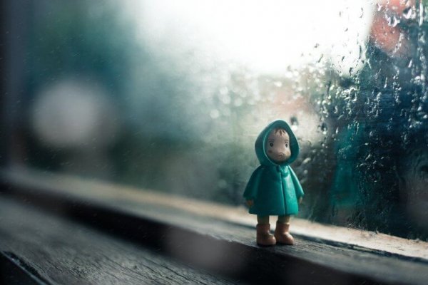 Lille dukke foran vindue