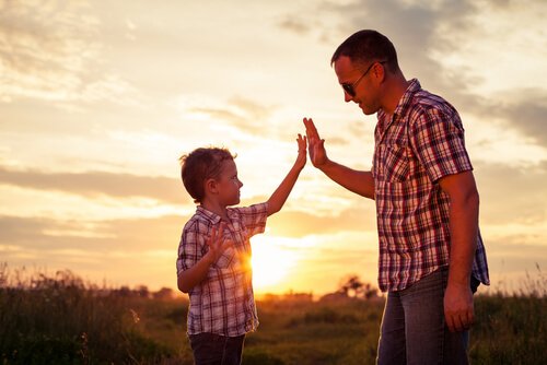 Far og søn giver high five