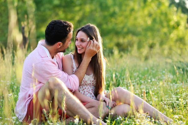 Par på græs nyder forelskelse
