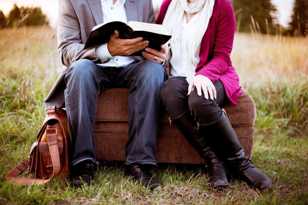 Par med bog nyder at snakke om kærligheden