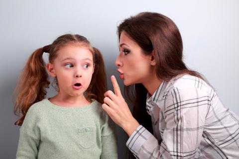 Mor fortæller datter hemmeligheder som en del af forældrefremmedgørelse
