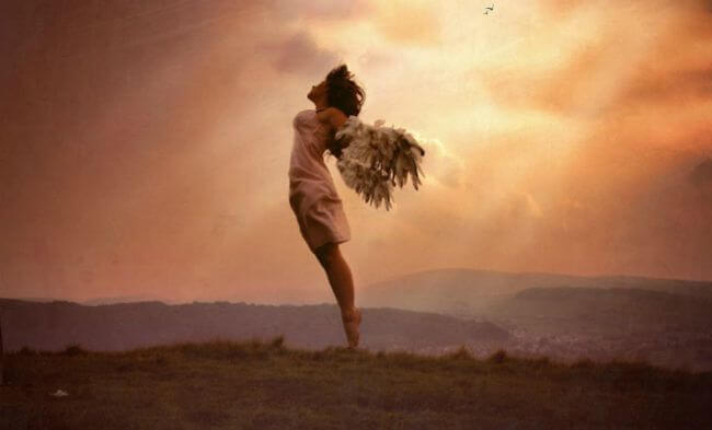 Du bør elske din krop som denne kvinde i det fri