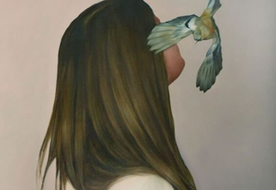 Fugl flyver foran kvindes ansigt og hvisker, at hun ikke må lade de spildte chancer blive glemt