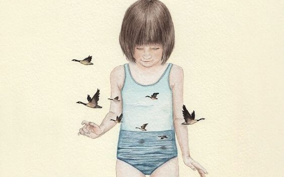 Pige i badedragt med fugle flyvende omkring