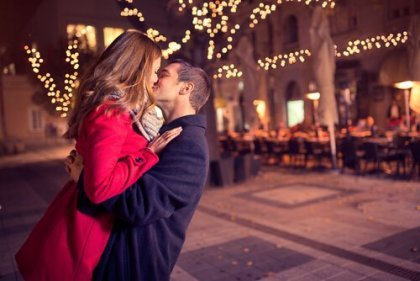 Par på gade illustrerer anatomien af et kys