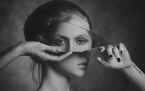 Kvinde med glas foran øjne for at vise spejlbillede