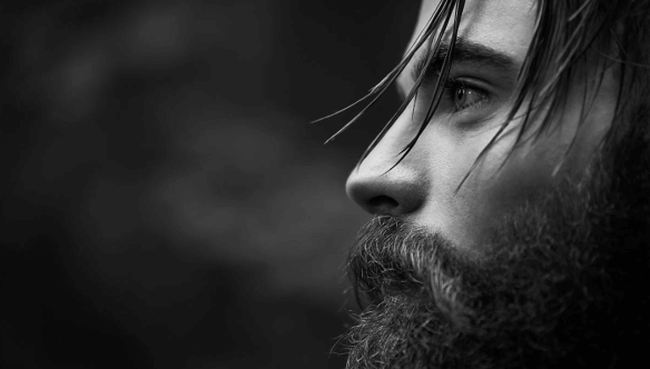 Mand i grå nuancer symboliserer sammenhæng mellem intelligens og depression