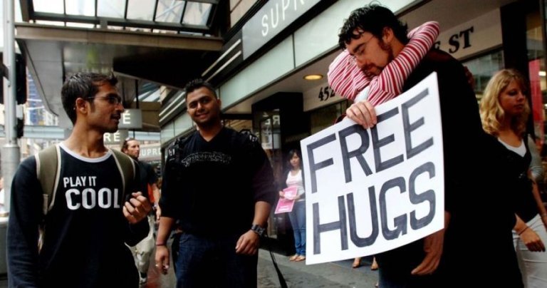 Mand uddeler gratis kram for at bekæmpe hjerter af is