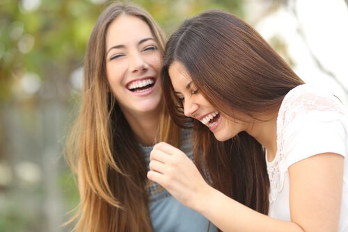 To kvinder griner sammen