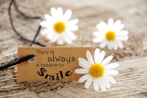 Skilt med teksten "der er altid en grund til at smile"