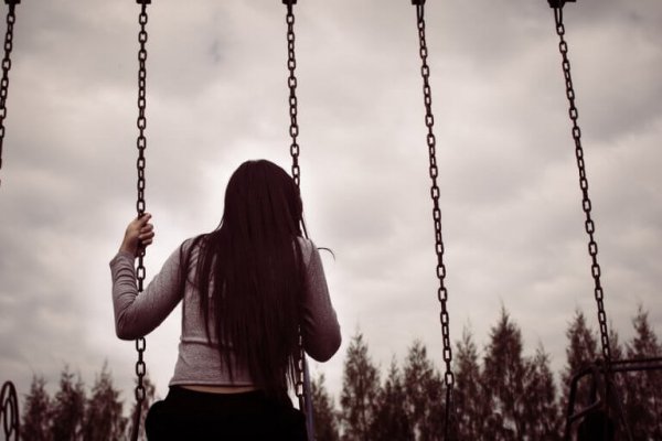 Kvinde gynger alene for at gennemskue det positive formål med at føle sorg