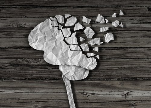 Hjerne af ødelagt papir symboliserer, hvordan hjerneskade ændrer personen