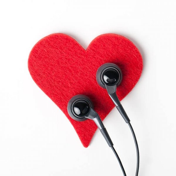 Hjerte med høretelefoner illustrerer aktiv lytning