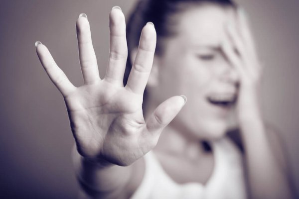 Kvinde er angst på grund af bipolar lidelse